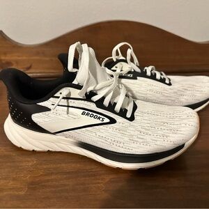 Brooks Revel 7 White and Black Running Shoes women 8.5